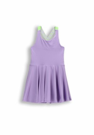 Liliowa sukienka bez rękawów z rozkloszowanym dołem i neonowo zielonymi skrzyżowanymi ramiączkami z powtarzającym się napisem.