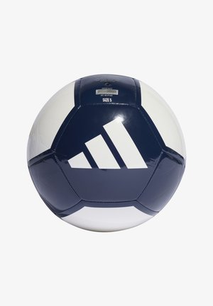 Balón de fútbol tamaño 5 con panels en azul marino y blanco, con un logo de tres franjas. Superficie lisa y brillante con detalles de costura distintivos.