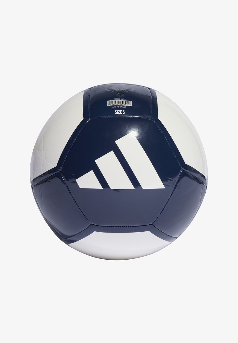 Balón de fútbol tamaño 5 con panels en azul marino y blanco, con un logo de tres franjas. Superficie lisa y brillante con detalles de costura distintivos.