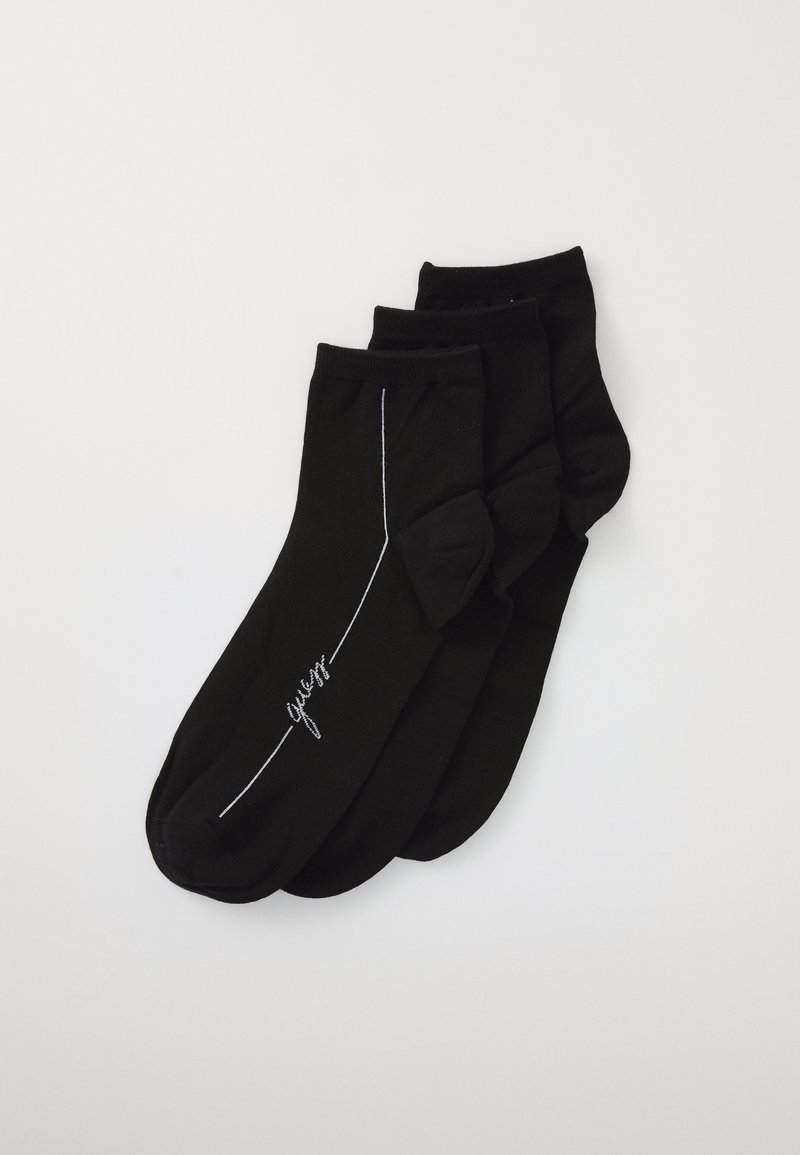 Schwarze Socken aus weichem Stoff, mit einem Design aus weißen Linien und einem Logo in geschwungener Schrift. Drei Paar im Set.