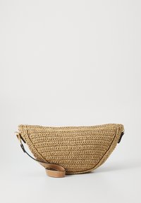 Tkaná slaměná taška v měsíčkovém tvaru, s hnědým koženým popruhem a texturovaným povrchem. Obsahuje tmavé akcenty a přirozenou béžovou barvu.