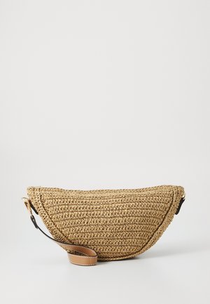 Wykonana z plecionego słomy torba o kształcie półksiężyca, z brązowym skórzanym paskiem i fakturowaną powierzchnią. Posiada ciemne akcenty i naturalny beżowy kolor.