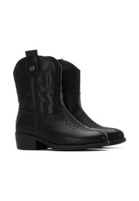 Botas de vaquero de cuero negro con punta afilada, costuras decorativas y un tacón bajo en bloque. Cuentan con lengüetas para facilitar el calzado.
