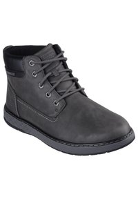Bota de tobillo impermeable gris con cuero suave, punta redonda, diseño de cordones con seis ojales y suela de goma texturizada con acento patternado.