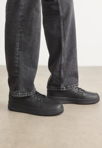 L001 SET 224 - Sneakers - black