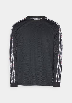 T-shirt de sport noir à manches longues en mesh avec col rond, bandes réfléchissantes blanches et accents violets courant le long des deux manches.