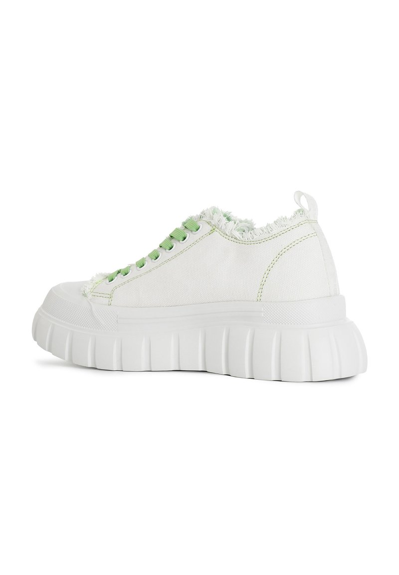 Sneakers bianchi in tela con un design semplice, caratterizzati da occhielli verdi, un orlo in frange texturizzato sul collo e una suola in gomma bianca spessa.