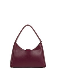 Sac à main en cuir bordeaux avec une finition texturée, forme triangulaire, poignée courbée et un subtil détail de fermoir à l'avant.