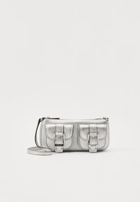 Borsa a tracolla in pelle argento con due tasche frontali, dettagli in metallo lucidato e una tracolla rimovibile. Finitura testurizzata con chiusura a cerniera.