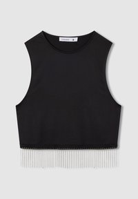 Czarny krótki top na ramiączkach wykonany z gładkiego materiału z wysokim kołnierzem, ozdobiony metalicznymi frędzlami na dolnym brzegu dla dodatkowej tekstury.