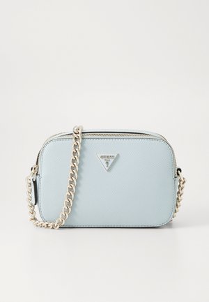 Sac bandoulière rectangulaire bleu clair avec bandoulière chaîne argentée, fermeture éclair et petit logo de marque métallique triangulaire à l'avant.