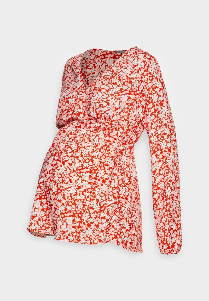 Blusa da maternità rossa a fiori con maniche lunghe, caratterizzata da un collo a V e un tessuto morbido e fluido. Decorata con piccoli fiori bianchi e una vita arricciata.