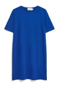 Blå, kortärmad klänning gjord av mjukt tyg. Rund halsringning, knälång och har en liten märkesskylt vid fållen. Inga mönster eller dekorationer.