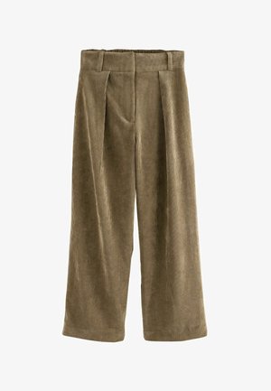 Pantalones de pana de pierna ancha en verde oliva. Presentan canalones verticales, cintura alta, pliegues frontales y un corte relajado. Textura suave en toda la prenda.