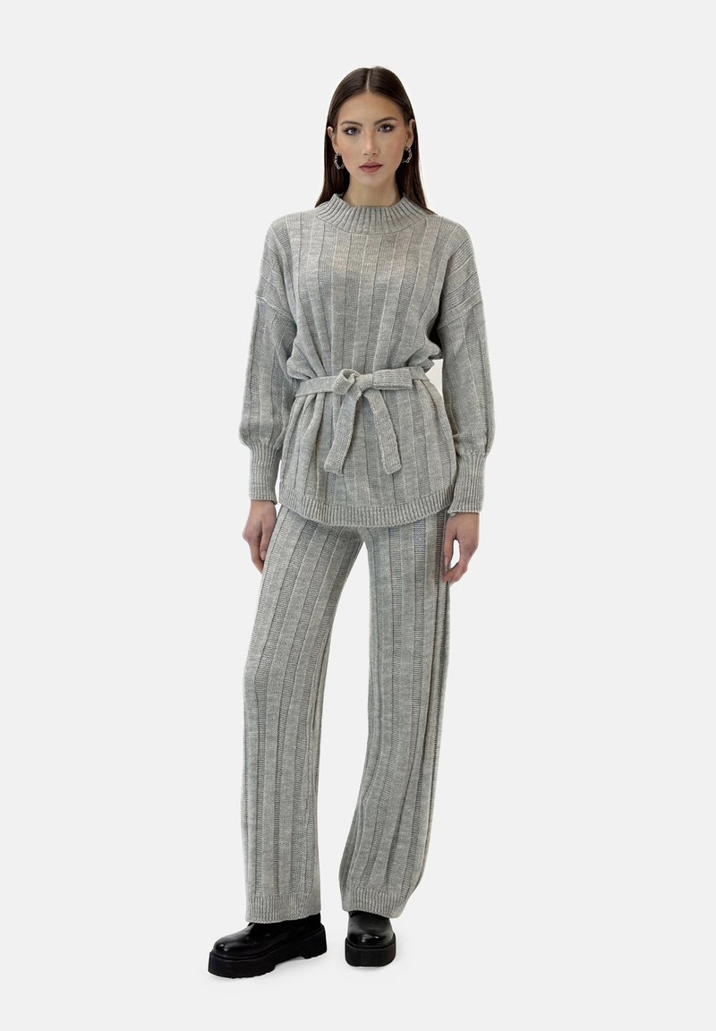 Grijze gebreide sweater en broekset met verticale strepen, met een ceintuur in de taille en lange mouwen. De sweater heeft een hoge halslijn; textiel met een bepaalde structuur.