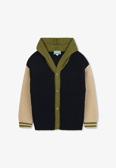 Gilet en tricot avec capuche ; corps bleu marine, col vert olive et manches côtelées beigées ; fermeture à boutons ; tissu texturé.