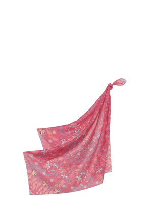 Foulard fleuri rose avec des motifs botaniques bleus et dorés noué en un nœud lâche dans un coin, flottant librement sur un fond blanc.