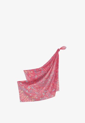 Foulard fleuri rose avec des motifs botaniques bleus et dorés noué en un nœud lâche dans un coin, flottant librement sur un fond blanc.