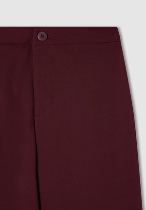 Pantaloni bordeaux con una texture liscia, dotati di chiusura con un solo bottone e tasche frontali. Design sartoriale con gambe dritte.