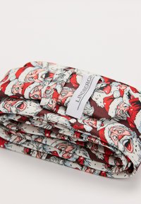 Cintura in tessuto multicolore con un motivo di facce di Babbo Natale in stile cartone animato, prevalentemente rossa e bianca, con un'etichetta tessile che recita "LINDBERGH."