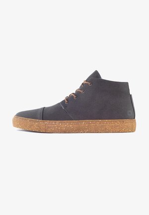 Dunkelgrauer High-Top-Schuh mit einem Obermaterial aus Stoff, braunen Schnürsenkeln und einer strukturierten Korksohle. Mit einer abgerundeten Spitze und minimaler Markenkennzeichnung.