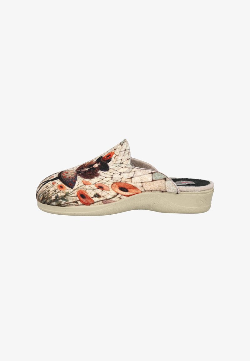 Zapatilla de casa sin hebillas con suela beige, que presenta un patrón de mosaico de amapolas rojas y una mariposa oscura sobre un fondo beige agrietado.