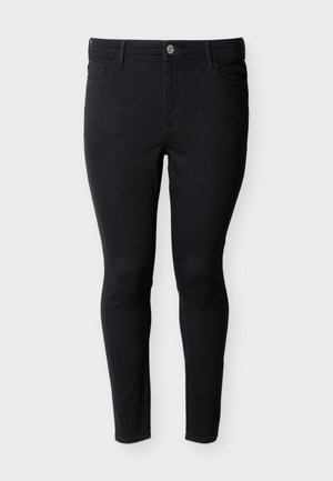 Μαύρο στενό τζιν με πέντε τσέπες και κούμπωμα με κουμπί, σε λευκό φόντο.