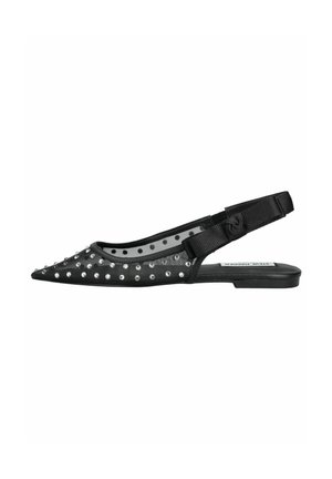 Scarpa flat nera slingback con punta affilata, adornata con borchie argento, realizzata in un materiale simile a rete, con una cintura testurizzata.