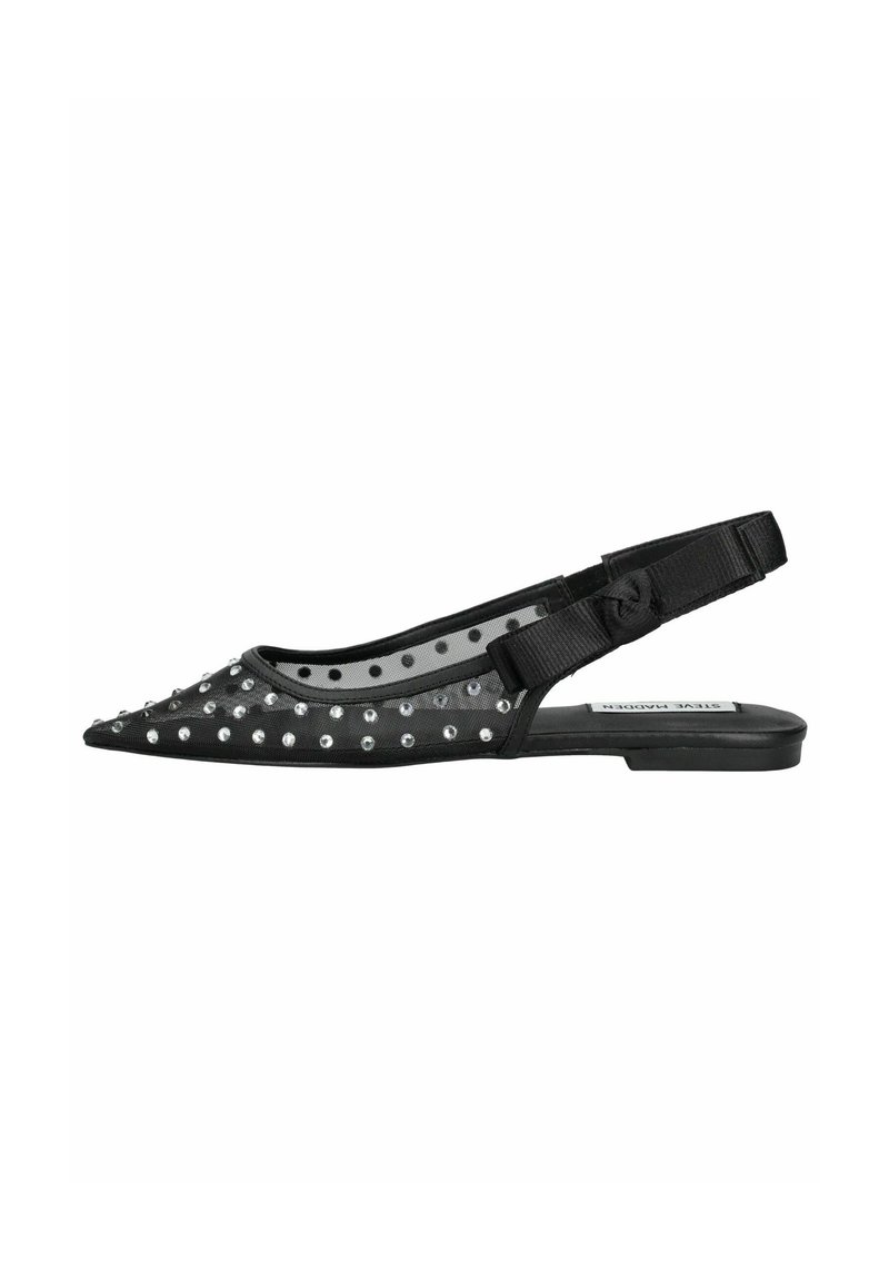 Zapato plano negro tipo slingback con punta afilada, adornado con tachuelas plateadas, fabricado en un material similar a una malla, con una correa texturizada.