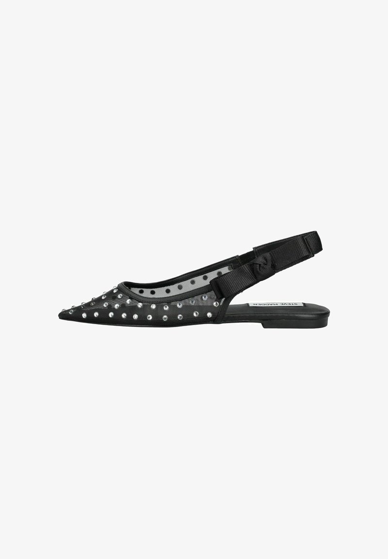 Zapato plano negro tipo slingback con punta afilada, adornado con tachuelas plateadas, fabricado en un material similar a una malla, con una correa texturizada.