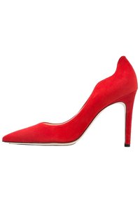 Scarpa con tacco alto in suede rosso, con punta affusolata e lati curvi, caratterizzata da un sottile tacco a stiletto e una finitura liscia e opaca.