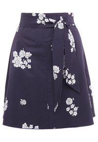 La skirti bluu navy me modelle lulesh të bardha, me një brez të gjerë dhe një detaj lidhjeje në pjesën e përparme. Hem i sheshtë me një siluetë të lehtë të gjerë.