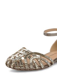 Beige sandalen met kralen, voorzien van een strappy ontwerp, open teen en een platte zool. Versierd met metallic rechthoekige en vierkante accenten.