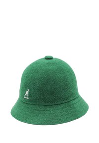 Grüner Woll-Eimerhut mit glatter Textur, runder Krone und einem kurzen, leicht nach außen gebogenen Rand. Mit einem Kangol-Logo an der Seite.