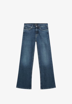 Široké modré džíny s středním pasem, které mají přední kapsy, zadní kapsy a viditelné švy na švech.