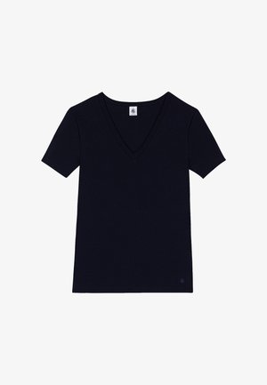 T-shirt bleu marine à manches courtes et en V, fabriqué dans un tissu doux, avec un design épuré et une petite étiquette logo sur le côté gauche.