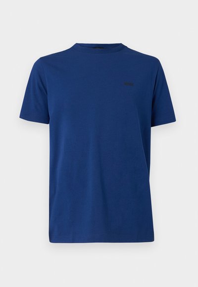 T-shirt bleu à manches courtes en coton, avec un col rond et un petit logo noir sur le côté gauche de la poitrine. Texture lisse.