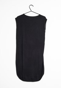 Vestido negro sin mangas en una percha, con cuello redondo, dobladillo largo y ligeramente curvado, hecho de una tela texturizada.