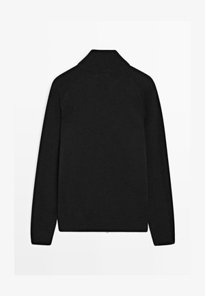 Maglione nero con collo alto, dettagli a costine sulle maniche e sull'orlo, caratterizzato da una texture liscia e lavorata a maglia in tutta la superficie.