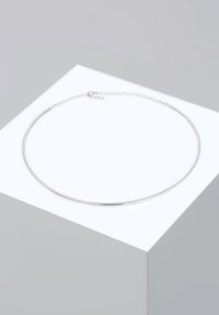 Sølv choker-halskæde med et glat, buet design. Har en delikat kæde til justering. Minimalistisk stil med en poleret finish.