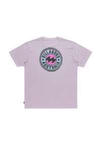 Camiseta de algodón morada con mangas cortas que presenta un gráfico circular en la parte posterior, mostrando "Billabong Australia" y un diseño de ola de playa en negro y rosa.