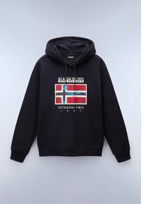 Sudadera negra con un gráfico frontal que presenta una bandera estilizada y texto. El material parece suave; cuenta con un cordón ajustable y puños acanalados.