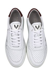 Zapatillas de cuero blancas con detalles perforados, cordones planos blancos y un acento burdeos en el talón. Diseñadas con una puntera redondeada y una suela texturizada.