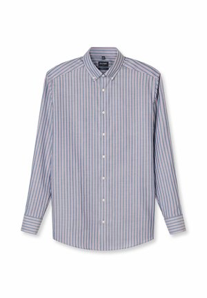 Herren-Langarmhemd mit Knopfleiste, blauen, weißen und roten vertikalen Streifen und einem Button-Down-Kragen, flach auf weißem Hintergrund liegend.