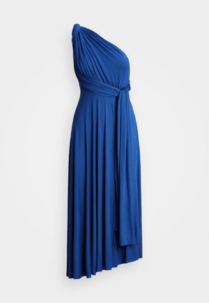Ein schulterfreies, blaues Maxikleid aus weichem Stoff, das mit einem gedrehten Oberteil, einem fließenden Rock und einem zusätzlichen Drapierungselement ausgestattet ist.