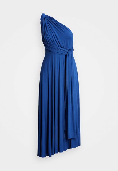 En axelbandslös blå maxiklänning, tillverkad av mjukt tyg, har en vriden bodice, ett flödande kjol och en extra drappering.