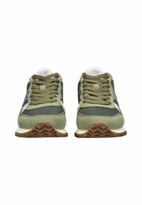 Grüne und graue Sneaker mit strukturiertem Stoff und Wildlederakzenten. Ausgestattet mit traditionellen Schnürsenkeln, einer wellenförmigen Sohle und lila Details an den Seiten.