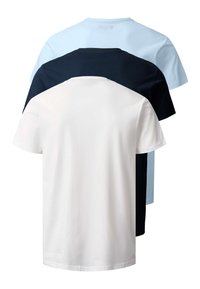 Τρία μονόχρωμα βαμβακερά T-shirt σε λευκό, ναυτικό μπλε και ανοιχτό μπλε, στοιβαγμένα δείχνοντας την πίσω πλευρά.