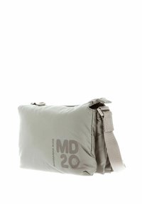 Sac bandoulière gris rembourré de forme rectangulaire, doté d'une longue sangle réglable et d'un texte imprimé discret "Mandarina Duck MD20".