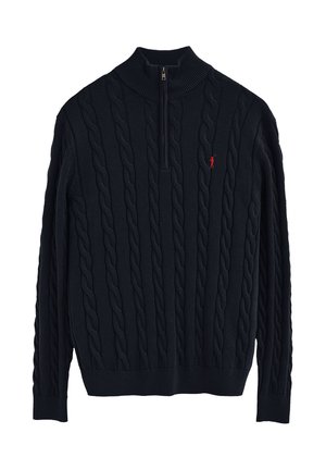 Maglione blu navy a trama cable-knit con colletto alto e zip a un quarto. Presenta un'accento in rosso con il logo sul petto. Tessuto a maglia morbido e testurizzato.